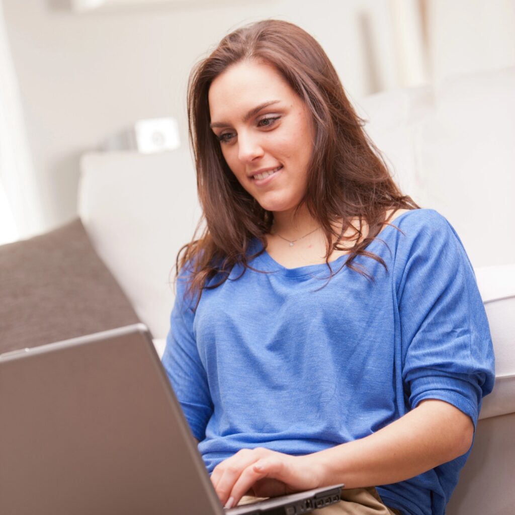 woman-blogging-on-macbook