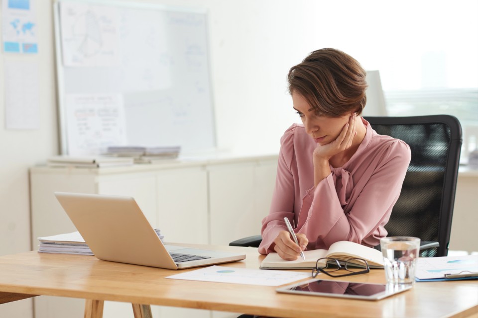 female-entrepreneur-searching-perfect-keywords