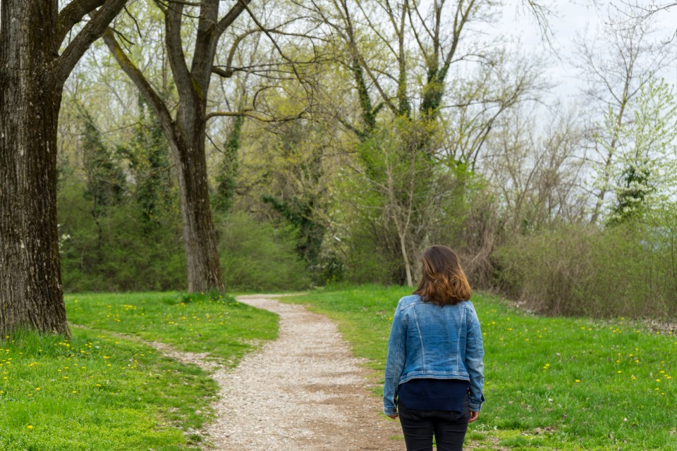 woman-choosing-between-seo-and-geo
